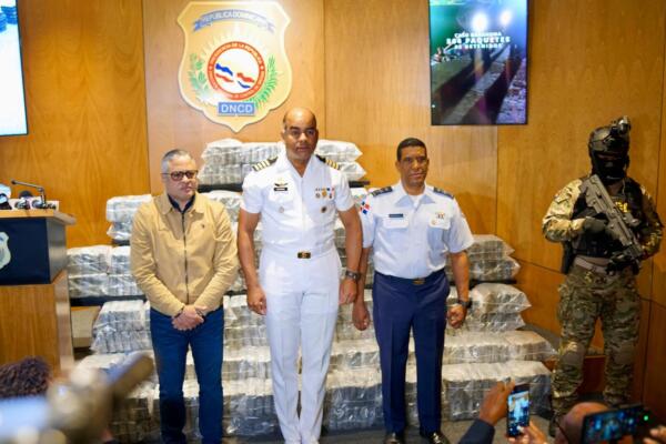 La DNCD incautó 564 paquetes de presunta cocaína en Barahona y arrestó a cinco hombres durante un amplio operativo por aire, mar y tierra.