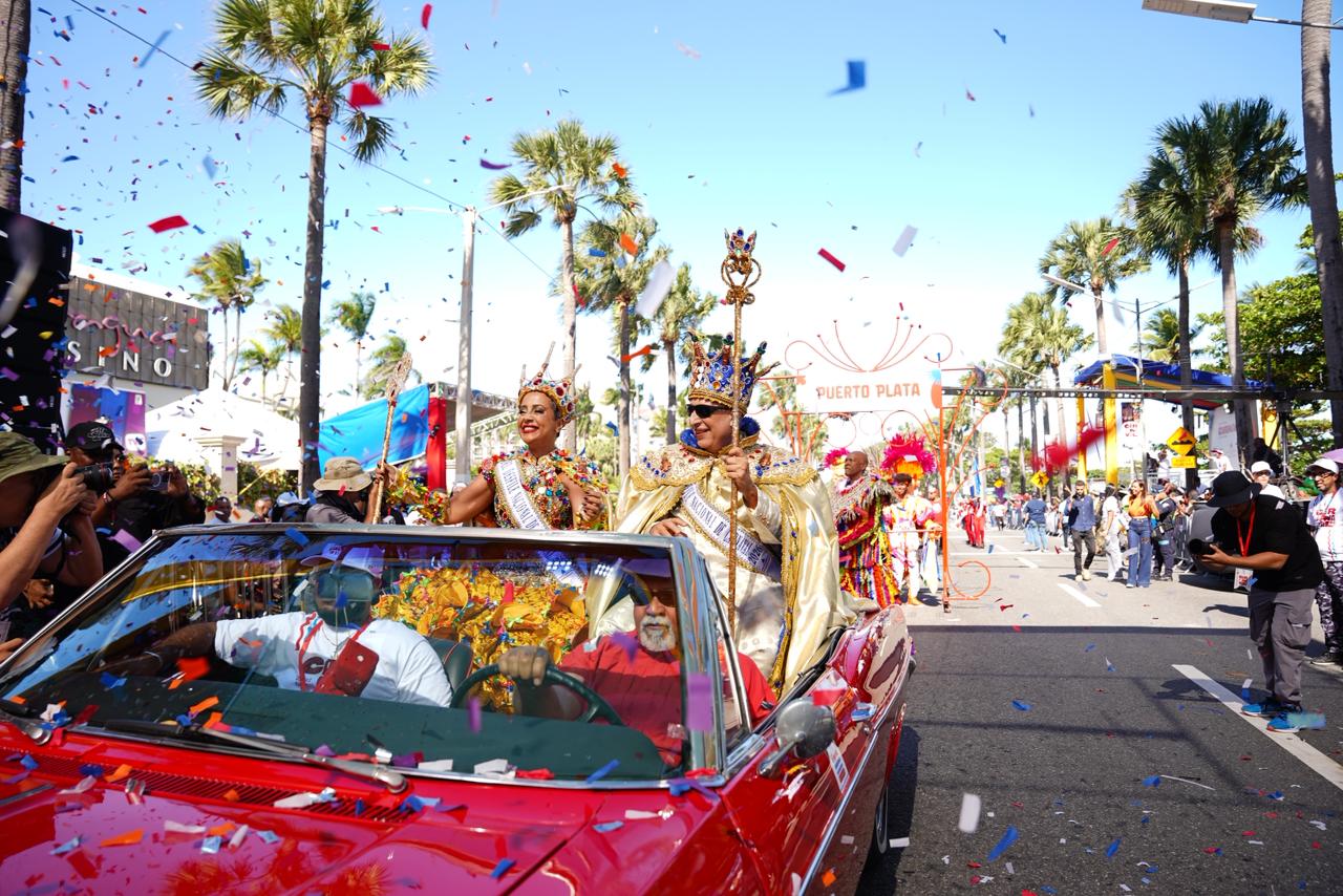 El Desfile Nacional de Carnaval 2026 llena de color, música y alegría el malecón de Santo Domingo (1)