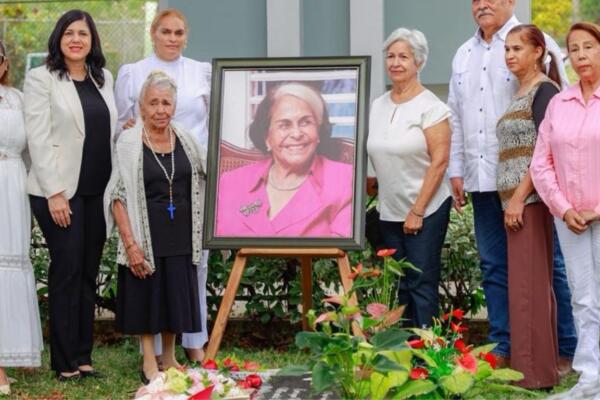 El acto estuvo marcado por palabras de reflexión y reconocimiento a la vida y legado de Dedé Mirabal.