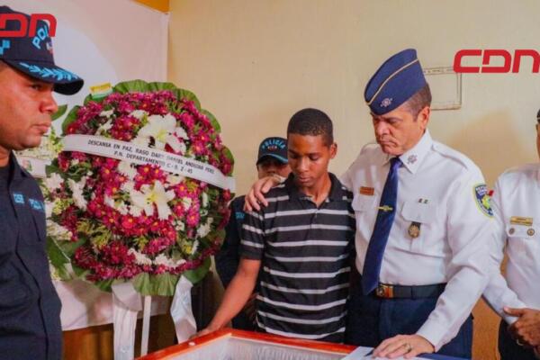 El director de la Policía Nacional, Andrés Modesto Cruz Cruz y Ery Daniel Andújar Pérez, hermano gemelo del joven raso fallecido. Foto: CDN Digital