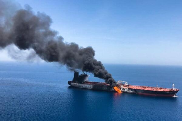 FOTO ARCHIVO. Imagen que muestra el presunto buque petrolero noruego Front Altair en llamas. EFE/ Stringer