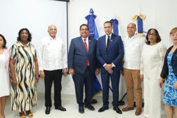 El vicepresidente de Finjus, Servio Tulio Castaños Guzmán, junto al Colegio Dominicano de Notarios. Foto: Fuente Externa.