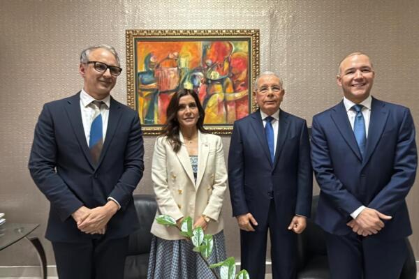 Leah Francis Campos, embajadora de los Estados Unidos en República Dominicana, junto al expresidente Danilo Medina y otras autoridades. 