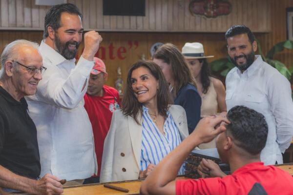 La embajadora Leah Francis Campos recorre las instalaciones de Arturo Fuente en Santiago, acompañada de ejecutivos e industriales del sector tabacalero.