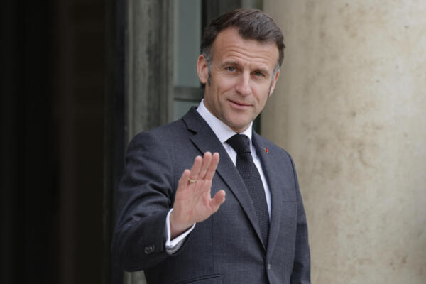 El presidente francés Emmanuel Macron saluda en el Palacio del Elíseo en París el 24 de marzo de 2026. (Foto de Ludovic MARIN / AFP)
