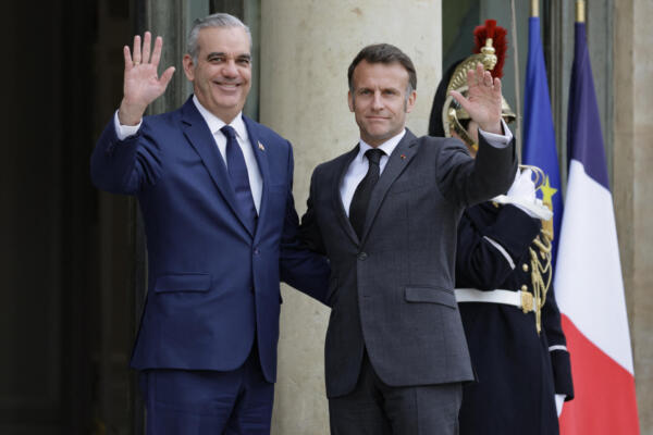 El presidente de Francia, Emmanuel Macron, da la bienvenida al presidente de la República Dominicana, Luis Abinader, antes de una reunión en el Palacio del Elíseo en París, el 24 de marzo de 2026. (Foto de Ludovic MARIN / AFP)
