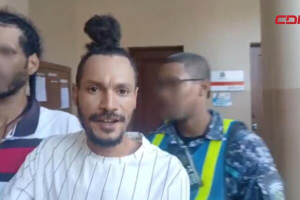 Familiares y comunitarios protestan en Moca tras denunciar presunto abuso de agentes de la DNCD durante un operativo en el barrio Santa Rosa.