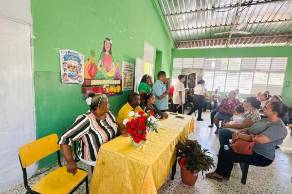 Padres y representantes de la comunidad educativa durante la reunión en la que se anunció la reducción del horario de clases en la Escuela Inicial y Básica Virgilio Peláez.