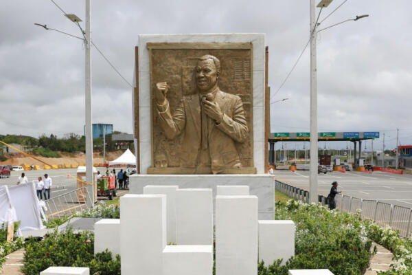 Figura del líder político perredeísta José Francisco Peña Gómez en la renombrada avenida Ecológica.
