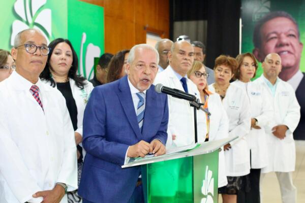 El doctor Ramón Alvarado critica que el SNS solo destina un 12 % de presupuesto.