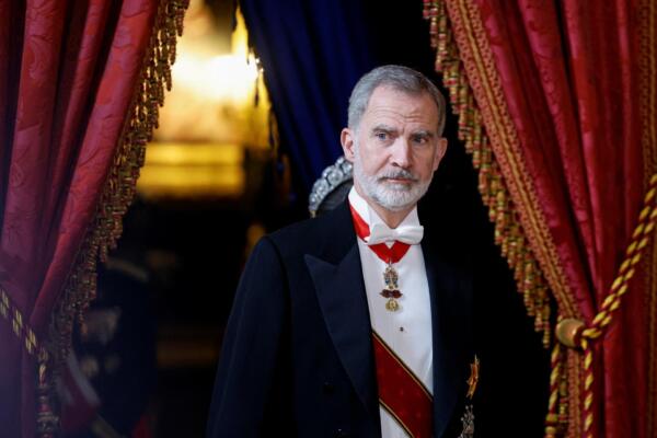 El rey Felipe VI de España observa antes de una cena de gala en el Palacio Real de Madrid el 26 de noviembre de 2025, en el primer día de la visita de Estado a España del presidente alemán. El rey Felipe VI admitió el 16 de marzo de 2026 que hubo muchos 