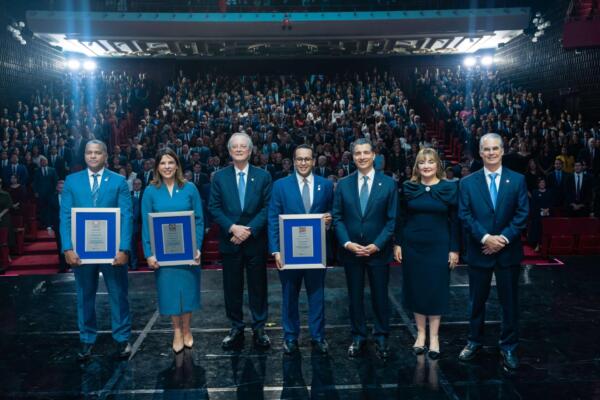 De izquierda a derecha, los señores Wilson Santana, Marisol Muñoz, Manuel A.
Grullón, Sebastián Pichardo, Christopher Paniagua, Antonia Antón de Hernández y René
Grullón.
Vicepresidencia Ejecutiva
Comunicaciones Corporativas, Reputación y Banca Responsable