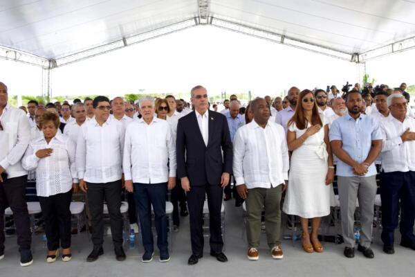 Funcionarios y dirigentes del PRM reunidos en un evento de renombramiento de la avenida Ecológica como José Francisco Peña Gómez.