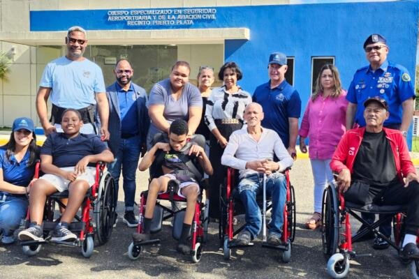 Representantes de la Wheelchair Foundation y la Fundación Cruz Jiminián entregan sillas de ruedas a beneficiarios en Puerto Plata y Santiago, durante la primera jornada nacional de donaciones 2026.