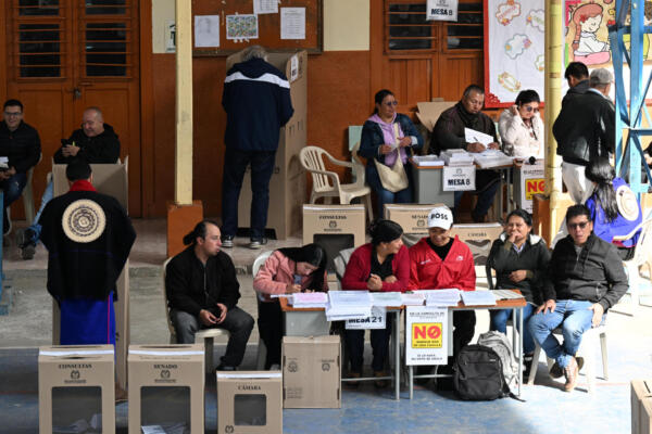 Colombia elige Congreso antes de presidenciales con la derecha al acecho del poder