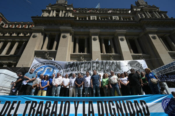 Líderes de la Confederación General del Trabajo (CGT), sindicatos y miembros de los tribunales laborales judiciales asisten a una manifestación en apoyo a las acciones legales contra la reforma laboral del presidente argentino Javier Milei, frente a los tribunales argentinos en Buenos Aires, el 2 de marzo de 2026. (Foto de Juan Mabromata / AFP)
