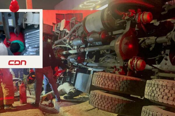 Rescatan a operador tras quedar atrapado en grúa volcada en Santiago