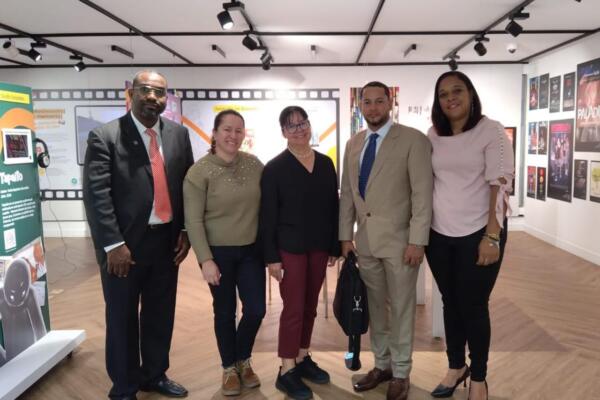 Henry Valdez donó valiosos materiales académicos a la Biblioteca Nacional de Colombia, beneficiando a estudiantes e investigadores.