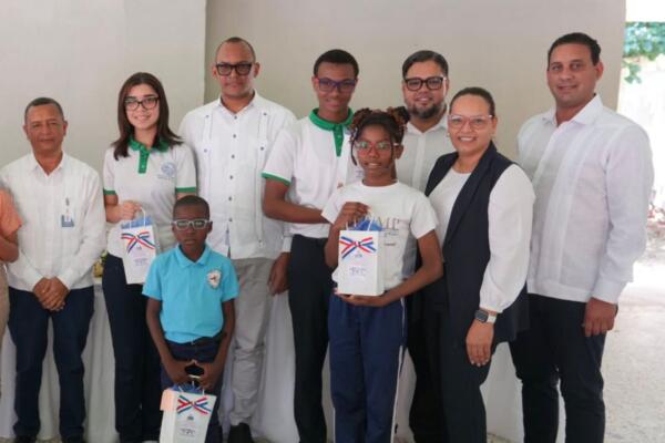 Inabie beneficia a más de 800 estudiantes en Puerto Plata con servicios de salud integral y entrega de lentes.