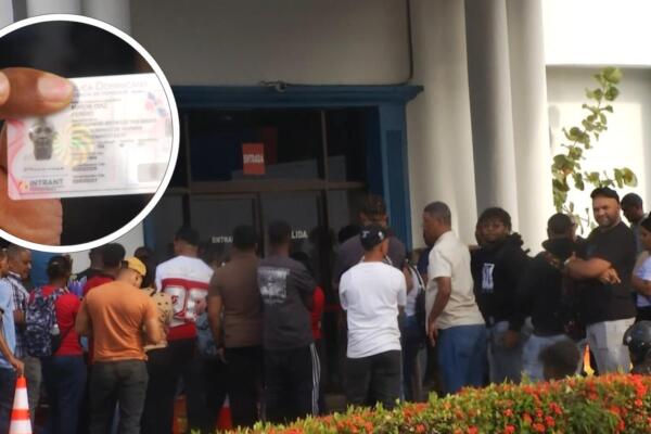 Decenas de personas hacen largas filas en el Intrant para renovar o solicitar la nueva licencia de conducir, debido al cambio de empresa emisora y a la alta demanda de citas.