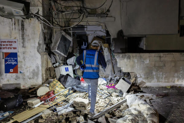 Obreros inspeccionan un edificio dañado por una huelga en Tel Aviv, el 28 de marzo de 2026. En la noche del 27 de marzo, el ejército israelí informó del lanzamiento de misiles por parte de Irán contra Israel. (Foto de Ilia YEFIMOVICH / AFP)
