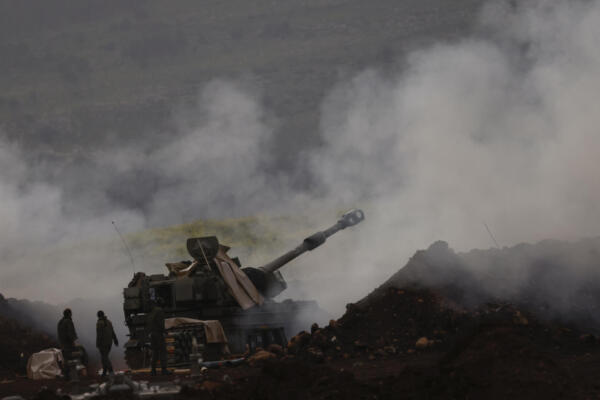 Una unidad de artillería israelí desplegada en una posición en la Alta Galilea, en el norte de Israel, cerca de la frontera con Líbano, dispara hacia el sur del Líbano el 14 de marzo de 2026. (Foto de Jalaa MAREY / AFP)