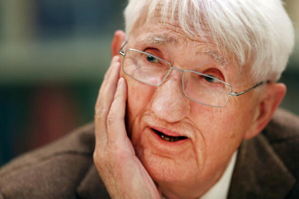 Fotografía de archivo fechada en 2012 del filósofo alemán Jürgen Habermas, quien falleció este sábado a los 96 años, según informaron medios germanos como la revista 'Der Spiegel', que citó como fuente a la editorial que publica los libros del célebre autor en Alemania, Suhrkamp.  EFE/ Martin Gerten