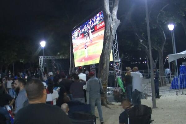 Revestidos de patria, armados con plátanos y en familia asisten dominicanos al Malecón de Santo Domingo