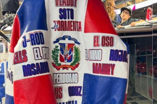 La chaqueta del flow”, una de las piezas más icónicas del Clásico Mundial de Béisbol 2026, por un monto que supera los 112 mil dólares.