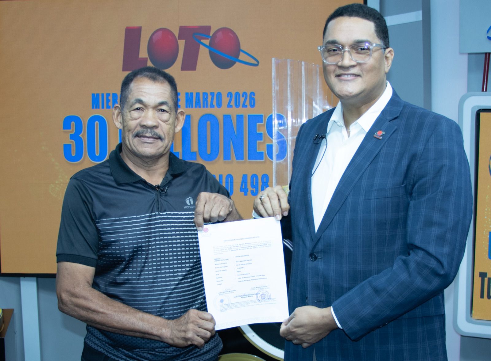 Leidsa entrega certificado a maestro constructor ganador de 30 millones