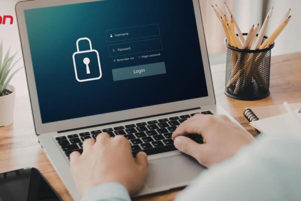 Especialistas recomiendan crear contraseñas seguras y actualizarlas con frecuencia para proteger la información personal en el entorno digital.