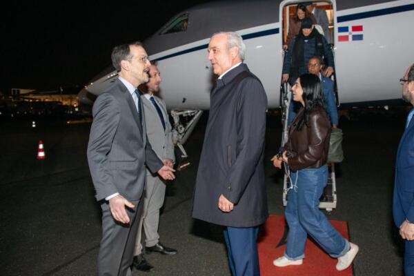 El presidente Luis Abinader a su llegada a Paris, donde participará en la ceremonia inaugural del Foro Global Anticorrupción e Integridad. 