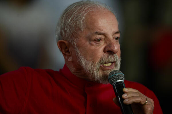 El presidente de Brasil, Luiz Inácio Lula da Silva, pronuncia un discurso durante la ceremonia de inauguración del Centro de Traumatología del Hospital Federal Andarai en Río de Janeiro, Brasil, el 13 de marzo de 2026. (Foto de Pablo PORCIUNCULA / AFP)
