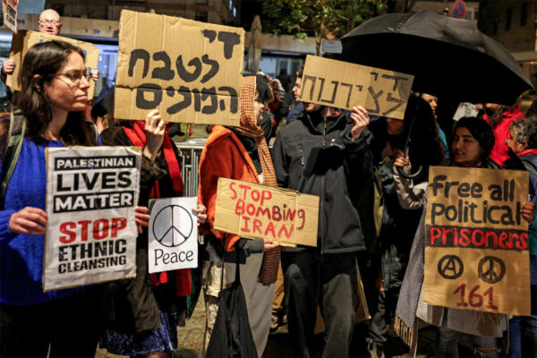 El 14 de marzo de 2026, manifestantes se congregaron para una protesta contra la guerra frente a la residencia del Primer Ministro en Jerusalén. El 12 de marzo, el Primer Ministro de Israel había declarado que la campaña conjunta entre Estados Unidos e Israel estaba 