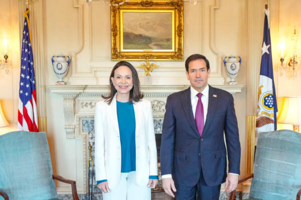 Fotografía cedida por el Departamento de Estado de Estados Unidos donde aparece su secretario, Marco Rubio, y la líder opositora de Venezuela, María Corina Machado, posando durante una reunión este martes, en Washington (Estados Unidos). EFE/ Freddie Everett/ Departamento de Estado EEUU /