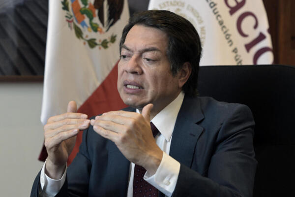 El secretario de Educación Pública de México, Mario Delgado, habla durante una entrevista con AFP en la Ciudad de México el 10 de marzo de 2026. (Foto de Alfredo ESTRELLA / AFP)
