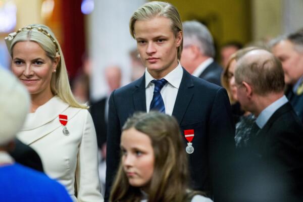 FOTO ARCHIVO. Marius Borg Høiby (c), junto a su madre, la princesa Mette-Marit de Noruega (i). EFE/EPA/VEGARD WIVESTAD GROTT