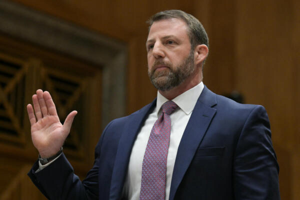El senador estadounidense Markwayne Mullin (republicano por Oklahoma), nominado para el cargo de Secretario de Seguridad Nacional, jura su cargo durante una audiencia de confirmación del Comité de Seguridad Nacional y Asuntos Gubernamentales del Senado en el Capitolio en Washington, D.C., el 18 de marzo de 2026. (Foto de Oliver Contreras / AFP)
