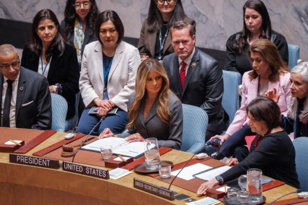 La primera dama de EE.UU., Melania Trump (c), preside una reunión del Consejo de Seguridad de la ONU en Nueva York, EE.UU. EFE/OLGA FEDOROVA
 
/Council meeting in New York, New York, USA, 02 March 2026. 