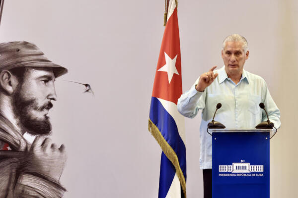 Fotografía cedida por la Presidencia de Cuba que muestra al presidente de Cuba, Miguel Díaz-Canel, hablando durante una rueda de prensa en La Habana (Cuba). EFE/ Alejandro Azcuy/ Presidencia de Cuba