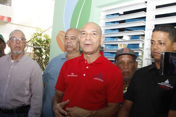 Productores de Gaspar Hernández reciben cepas de plátano e insumos agrícolas como parte de las ayudas del Ministerio de Agricultura tras las lluvias.
