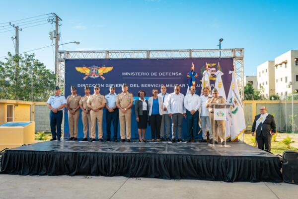 Autoridades presentes en el acto de apertura en el Politécnico Evangelina Santos Bergés, Ciudad Juan Bosch, SDE.