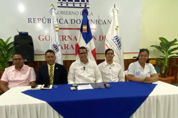 Autoridades del Ministerio de la Juventud durante el lanzamiento del Hackathon sobre desarrollo rural y turismo comunitario en la región Enriquillo, iniciativa orientada a fomentar la innovación y el liderazgo juvenil.