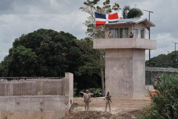 Durante la jornada el Ministerio de Defensa inspeccionó los trabajos de los puentes sobre el río Masacre en Manzanillo y en el sector La Vigía.