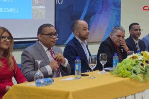 Representantes de movimientos universitarios firman acuerdo para impulsar mejoras académicas y administrativas en la UASD Recinto Santiago.
