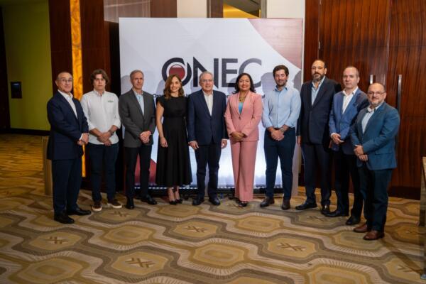 El presidente de ONEC Ernesto Martínez (centro) junto a miembros de la entidad en la Asamblea Anual Ordinaria.