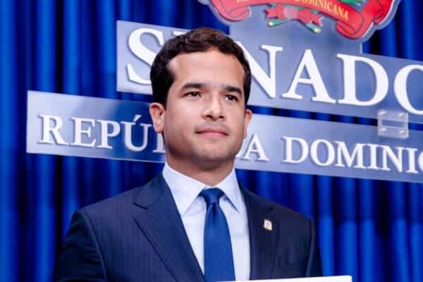 El senador Omar Fernández impulsa un proyecto de ley que elimina el 2% de impuesto sobre préstamos hipotecarios.