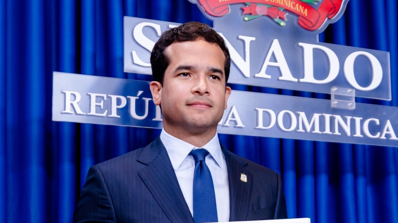 El senador Omar Fernández impulsa un proyecto de ley que elimina el 2% de impuesto sobre préstamos hipotecarios.