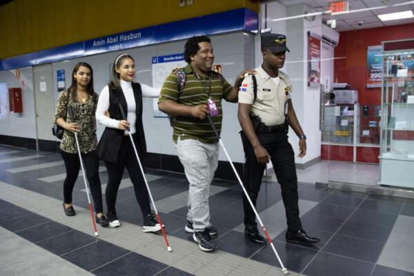 Personas con discapacidad visual denuncian exclusión, discriminación y barreras diarias en calles y servicios públicos de RD.