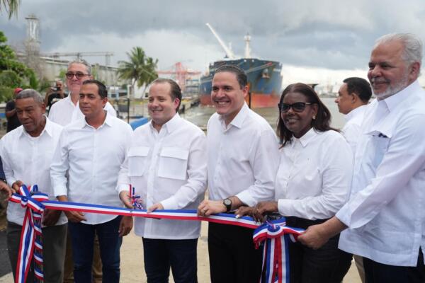 Paliza y Jean Luis Rodríguez inauguran muelle pesquero de Haina